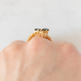 Toi et Moi francese vintage in oro giallo 18K con zaffiri di taglio smeraldo (0.80ct ca.) e diamanti di taglio brillante (0.20ct ca.), anni ‘70