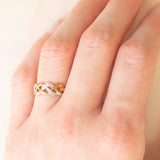 Anello vintage intrecciato in oro giallo e bianco 9K con diamanti (0.04ctw ca.), anni ‘70