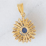 Pendente vintage in oro giallo 18K con zaffiro (1.40ct ca.) e diamanti di taglio brillante (0.57ctw ca.), anni ‘70