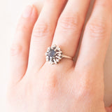 Vintage-Gänseblümchenring aus 14-karätigem Weißgold mit Saphir (ca. 0.70 ct) und Diamanten im Brillantschliff (ca. 0.20 ctw), 70er Jahre