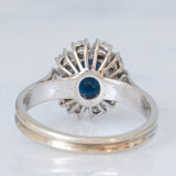 Vintage-Gänseblümchenring aus 18 Karat Weißgold mit Saphiren (ca. 1 ct) und Diamanten im Brillantschliff (ca. 0.60 ctw), 70er Jahre