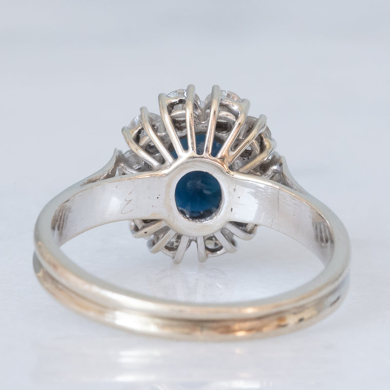 Anello a margherita vintage in oro bianco 18K con zaffiro (1ct ca.) e diamanti di taglio brillante (0.60ctw ca.), anni ‘70