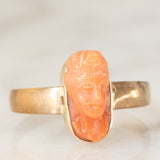 Bague vintage en or jaune 8 carats avec camée sur corail orange représentant un visage de femme, années 40/50
