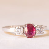 Vintage-Trilogie aus 18 Karat Weißgold mit Rubin (ca. 1 ct) und Diamanten im Brillantschliff (ca. 0.42 ctw)