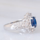 Anello a margherita a fascia in platino con zaffiro (1ct) e diamanti (1ctw), anni ‘80