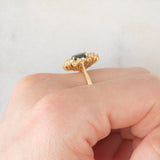 Anello a margherita navette in oro giallo 18K con zaffiro (1ct ca.) e diamanti di taglio brillante (0.75ctw ca.), anni ‘60/‘70