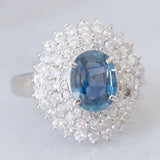 Anello a margherita vintage in platino con zaffiro (1.54ct) e diamanti (1.01ctw), anni ‘80