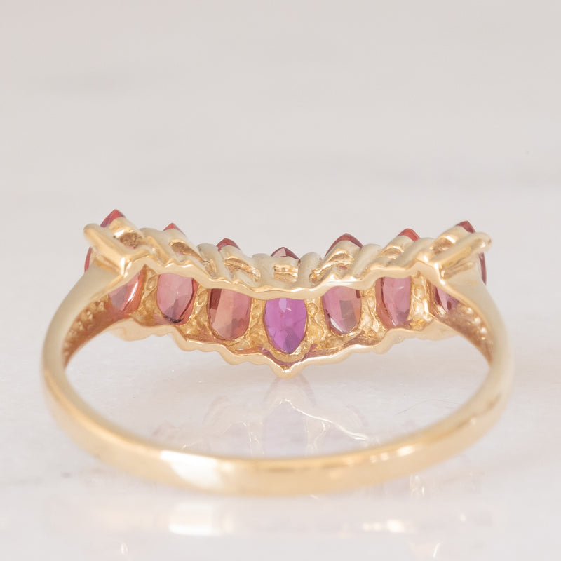 Anello moderno a “V” in oro giallo 8K con rubini (1ctw ca.), anni ‘80/‘90