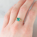 Anillo vintage de oro amarillo de 14 quilates con piedra verde y decoraciones florales y geométricas, años 50/60.