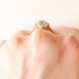 Vintage-Gänseblümchenring aus 18-karätigem Gelbgold mit blauem Topas (ca. 0.80 ct) und Diamanten im Brillantschliff (ca. 0.50 ctw), 70er Jahre