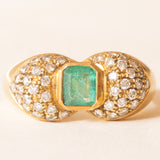 Vintage-Ring aus 18-karätigem Gelbgold mit Smaragd (ca. 0.50 ct) und Diamanten im Brillantschliff (ca. 0.66 ctw), 70er/80er Jahre