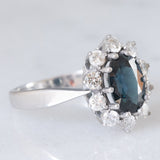 Gänseblümchenring aus 14 Karat Weißgold mit Saphir (ca. 1.50 ct) und Diamanten im Brillantschliff (ca. 0.60 ctw), 70er Jahre