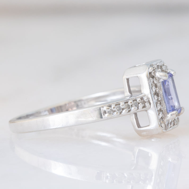 Anello a margherita in oro bianco 9K con tanzanite (0.30ct ca.) e diamanti (0.15ctw ca.), anni ‘90