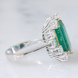 Anello a margherita vintage in oro bianco 14K con smeraldo (5.50ct ca.) e diamanti di taglio brillante (1.65ctw ca.), anni ‘70