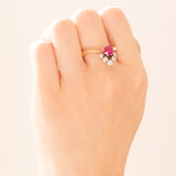 Ring aus 14-karätigem Gelb- und Weißgold mit synthetischem Rubin (ca. 0.90 ct) und Diamanten im Brillantschliff (ca. 0.50 ctw), 20er Jahre