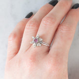 Anello a fiore vintage in oro bianco 14K con rubino (0.20ct ca.) e diamanti (0.20ctw ca.), anni ‘70