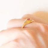 Anello in oro giallo 18K con rubino sintetico (0.05ct ca.) e diamanti, anni ‘60/‘70