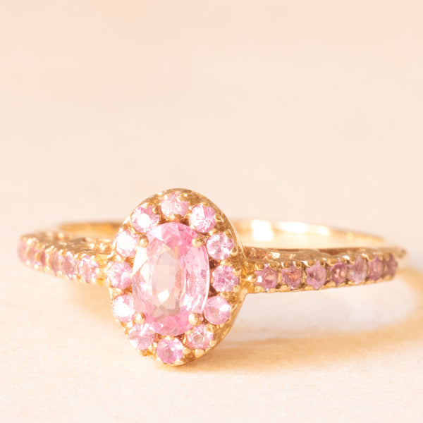 Anello vintage in oro giallo 9K con topazio rosa sintetico (0.50ct ca.) e con zaffiri rosa sintetici (0.40ctw ca.), anno 2004