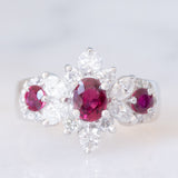 Anello a fiore vintage in platino con rubini (0.63ctw) e diamanti (0.85ctw), anni ‘90/anno ‘2000