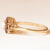 Vintage-Gänseblümchenring aus 9-karätigem Gelbgold mit Opal (ca. 0.12 ct) und Granaten (ca. 0.40 ctw), Jahr 1984