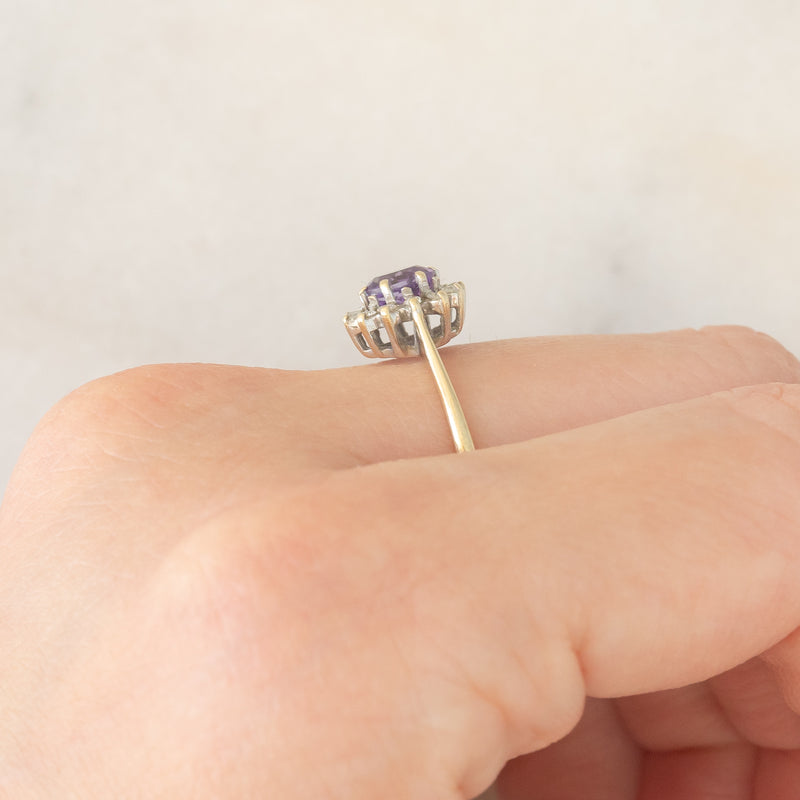 Anello a margherita in oro giallo 9K con ametista (0.35ct ca.) e diamanti (0.06ctw ca.), anno 1987