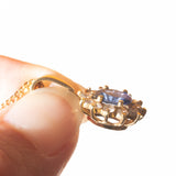 Gänseblümchen-Anhänger aus 18-karätigem Gelbgold mit Saphir (ca. 0.90 ct) und Diamanten im Brillantschliff (ca. 0.36 ctw), 70er Jahre