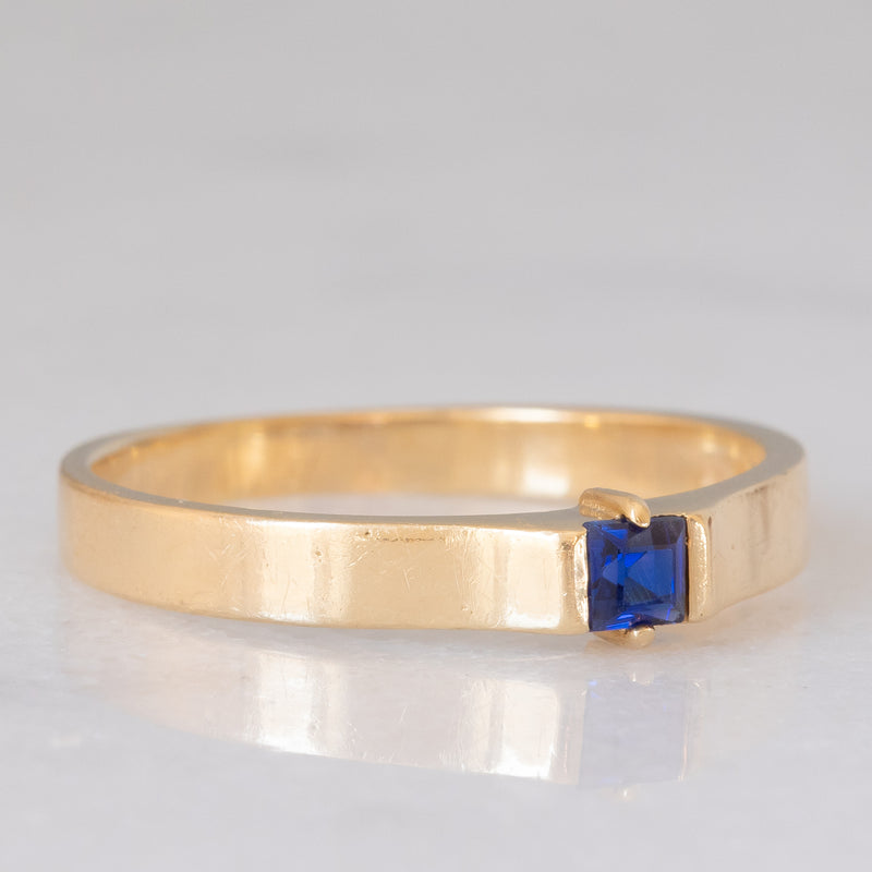 Solitario a fascia vintage in oro giallo 14K con zaffiro di taglio carré (0.18ct ca.), anni ‘70