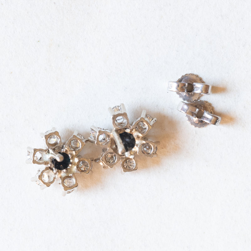 Orecchini a margherita vintage in oro bianco 14K con zaffiri (0.80ctw ca.) e diamanti di taglio brillante (0.72ctw ca.), anni ‘70