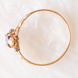 Anello Art Nouveau francese in oro giallo 18K con iolite (0.20ct ca.), diamanti di taglio rosetta e perline bianche, anni ‘10/‘20