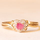 Herzförmiger Vintage-Ring aus 9-karätigem Gelb- und Weißgold mit synthetischem Rubin (ca. 0.20 ct) und Diamanten (ca. 0.06 ctw)