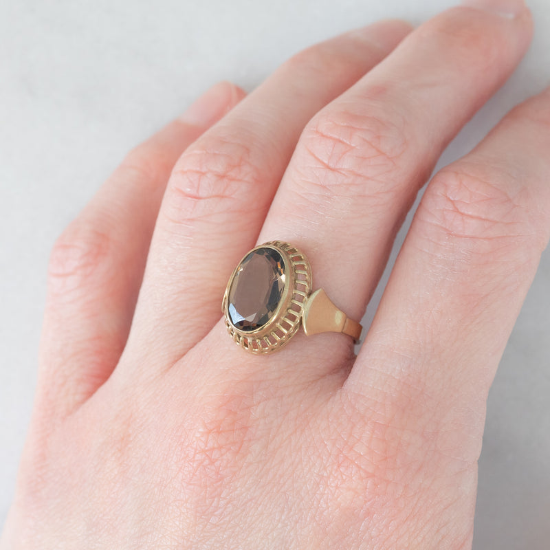 Anello da cocktail vintage in oro giallo 8K e quarzo fumé (2.40ct ca.), anni ‘60/‘70