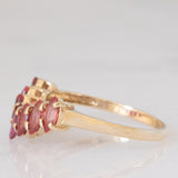 Anello moderno a “V” in oro giallo 8K con rubini (1ctw ca.), anni ‘80/‘90