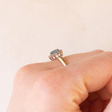 Anello a margherita in oro giallo e bianco 9K con topazio azzurro (0.40ct ca.) e diamanti (0.12ctw ca.), anno 1989
