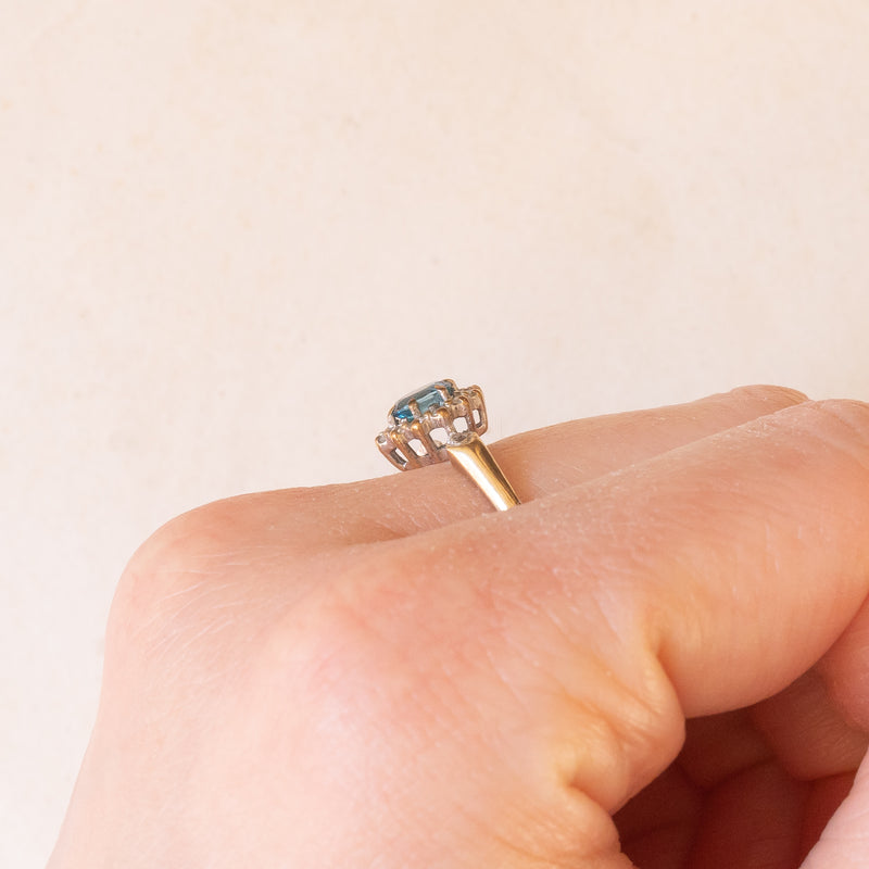 Anello a margherita in oro giallo e bianco 9K con topazio azzurro (0.40ct ca.) e diamanti (0.12ctw ca.), anno 1989