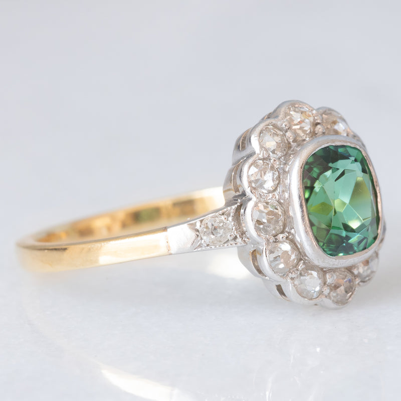 Anello a margherita antico in oro giallo 18K con tormalina verde (1ct ca.) e diamanti di taglio vecchia miniera (0.50ctw ca.), anni ‘20/‘30