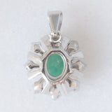 Pendente a margherita vintage in oro bianco 14K con smeraldo (0.26ct ca.) e diamanti (0.08ctw ca.), anni ‘70