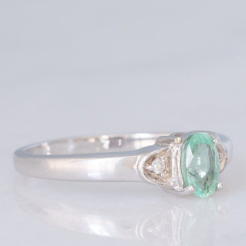 Trilogy moderno in oro bianco 9K con smeraldo (0.40ct ca.) e diamanti (0.03ctw ca.), anno 2007