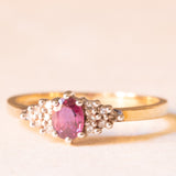 Anello vintage in oro giallo 9K con rubino (0.26ct ca.) e diamanti (0.06ctw ca.), anno 1987