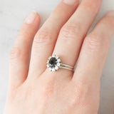 Anello a margherita vintage in oro bianco 18K con zaffiro (1ct ca.) e diamanti di taglio brillante (0.60ctw ca.), anni ‘70