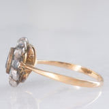 Anillo antiguo de oro amarillo de 14 quilates y plata con margaritas, topacio azul (aprox. 0.40 ct) y diamantes talla rosa (aprox. 0.22 ct), principios del siglo XX.