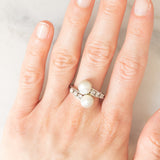 Anello contrarier vintage in oro bianco 18K con perle bianche e diamanti di taglio rosetta (0.36ctw ca.), anni ‘50/‘60