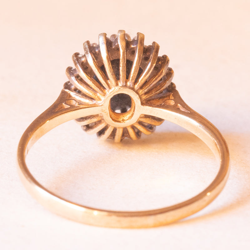 Anello a margherita vintage in oro giallo e bianco 9K con zaffiro (1ct ca.) e diamanti (0.20ctw ca.), anni ‘60/‘70
