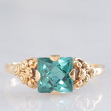 Anillo vintage de oro amarillo de 14 quilates con piedra verde y decoraciones florales y geométricas, años 50/60.