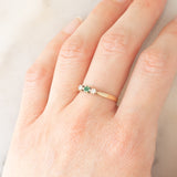 Trilogy vintage in oro giallo 9K con smeraldo (0.05ct ca.) e diamanti di taglio brillante (0.08ctw ca.), anno 1987