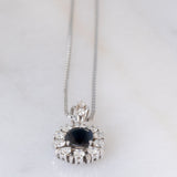 Collier vintage con ciondolo a margherita in oro bianco 14K con zaffiro (1.70ct ca.) e diamanti di taglio brillante (1.10ctw ca.), anni ‘70/‘80