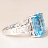 Anel de coquetel vintage em ouro branco 18K com topázio azul (aprox. 8.50 ct) e diamantes lapidação baguete (aprox. 0.80 ctw), década de 80