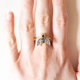 Fliegenring aus einer antiken Brosche aus 18 Karat Gelbgold und Silber mit Saphiren und Diamanten im Rosettenschliff