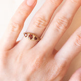 Vintage-Ring aus 9-karätigem Gelbgold mit Granat und Diamant (ca. 0.02 ctw), 60er Jahre