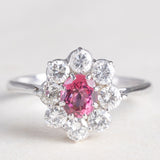 Vintage 18K white gold daisy ring with pink tourmaline (approx. 0.60ct) and brilliant cut diamonds (approx. 0.90ctw), 70s