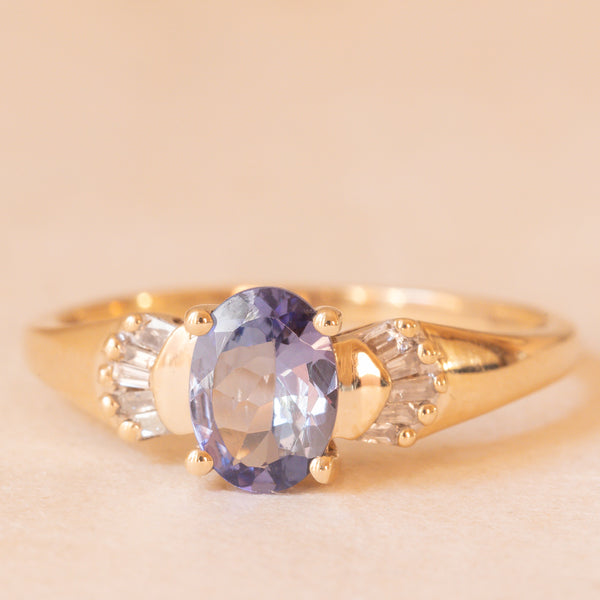 Anello ballerina vintage in oro giallo 9K con tanzanite (0.75ct ca.) e diamanti di taglio tapered (0.10ctw ca.), anno 2011